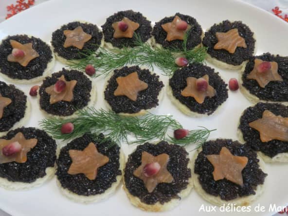 Toasts aux œufs de lump noirs et étoile de saumon fumé pour l'apéritif des fêtes de fin d'année