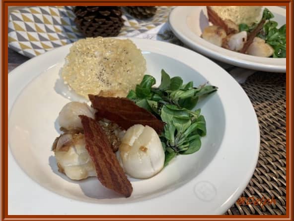 Poêlée de noix de Saint-Jacques, tuiles de parmesan et chips de poitrine fumée