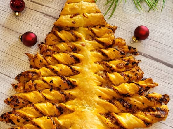 Sapin feuilleté express de Noël aux tomates séchées et fromage râpé