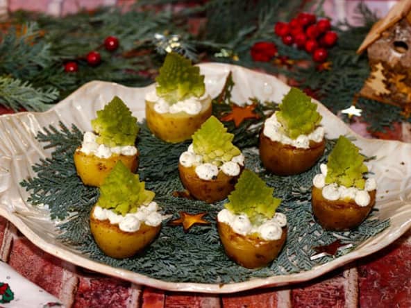 Petits sapins de chou romanesco sur pommes de terre farcies au fromage ail et fines herbes