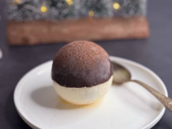 Tiramisu glacé en boule de Noël