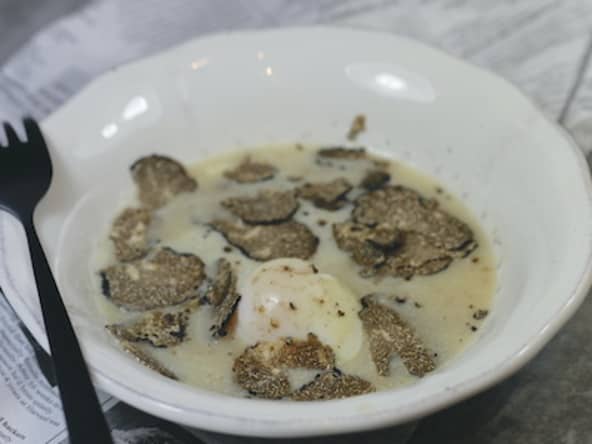 Oeufs parfaits à la crème d’oignons au lard et à la truffe