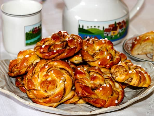 Kannelbullar, petites brioches suédoises roulées à la cannelle