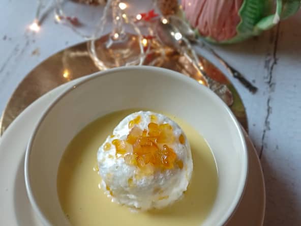 Île flottante individuelle avec crème anglaise vanillée, orange confite et caramel, un dessert festif