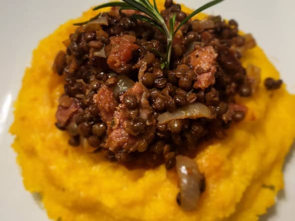 Nids de polenta aux lentilles et cotechino