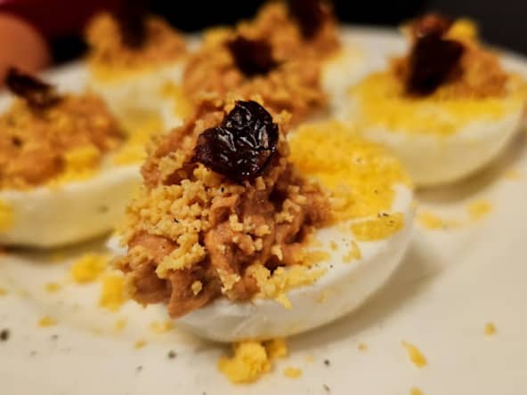 Œufs farcis au thon à la tomate