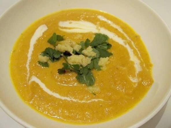 Velouté de carottes, navets boule d'or au curry et gingembre