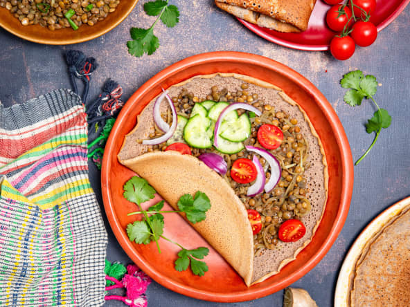 Crêpes éthiopiennes aux lentilles blondes, concombre et tomates cerises