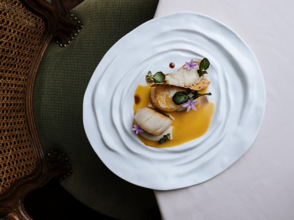 Saint-Jacques rôties, topinambours et vinaigre de grenade, une recette du Chef Massimiliano Sena