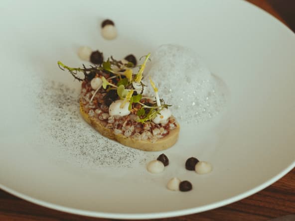 Coulis de chou-fleur, écume de sésame, gel de sésame, sarrasin et foie gras