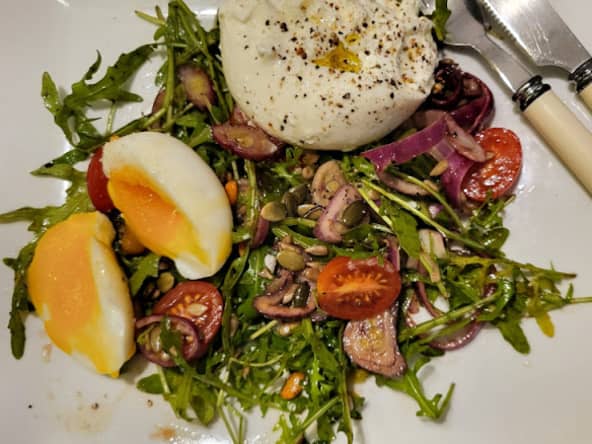 Salade de roquette, oignons rouges, tomates et burrata