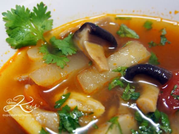 Tom Yam végétarien : une soupe thaïe aux légumes et à la citronnelle