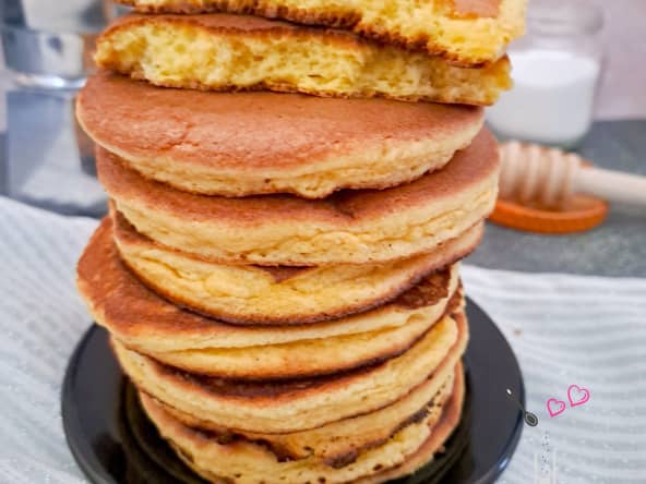 Pancakes soufflés aériens comme des nuages