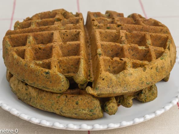 Gaufres salées aux épinards garnies à la truite fumée pour le dîner