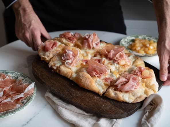 Pizza romaine "alla pala" au Prosciutto di San Daniele AOP, poire et gorgonzola
