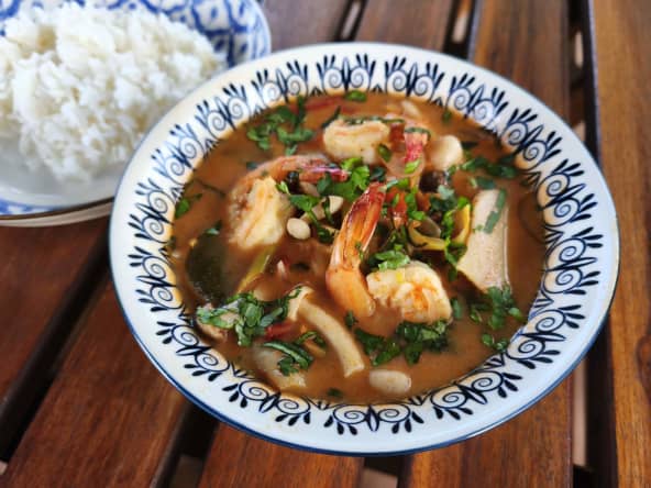 Tom yam, soupe thaïe crémeuse à la citronnelle et aux crevettes