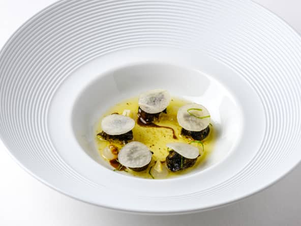 Escargots bio du Berry au beurre noisette, pickles de navet, menthe fraîche et citron confit