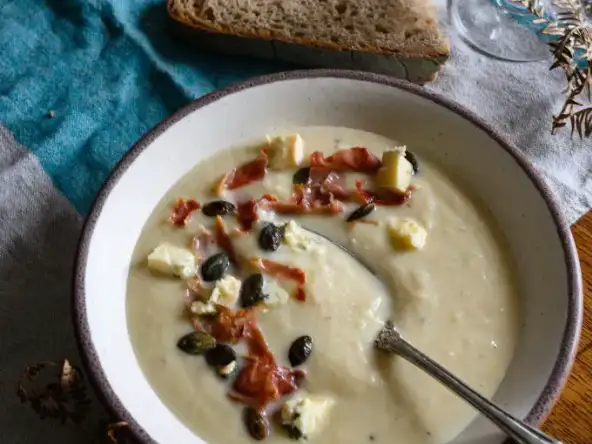 Soupe au chou et panais et son topping gourmand