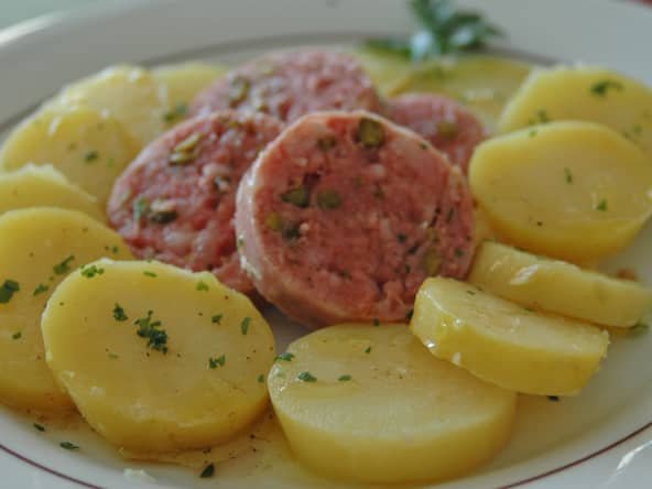 Saucisson de Lyon pistaché en salade tiède