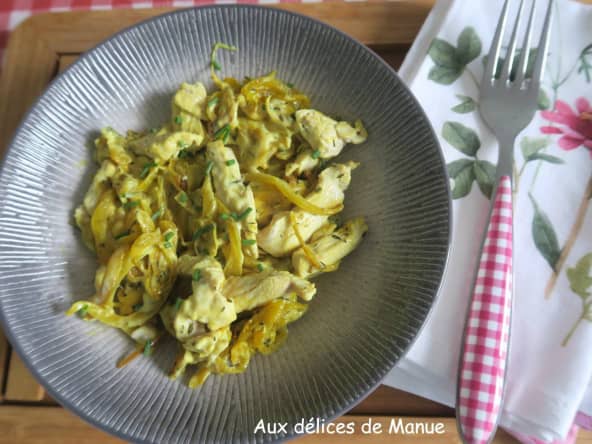 Emincés de dinde aux oignons et crème au curcuma