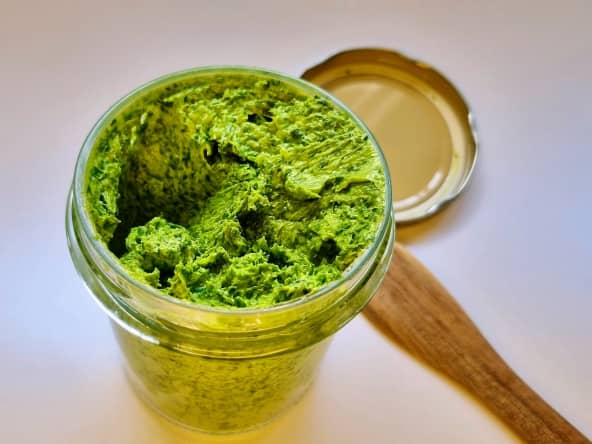 Beurre maison parfumé à l'ail des ours