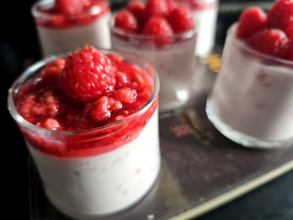 Panna cotta au lait de coco et aux framboises