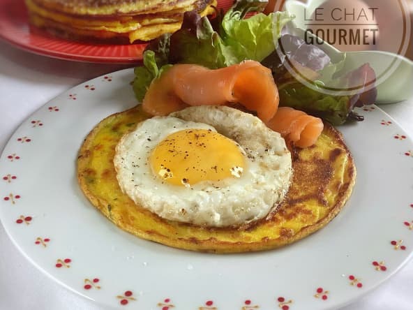 Crêpes de pommes de terre au saumon fumé et œuf au plat