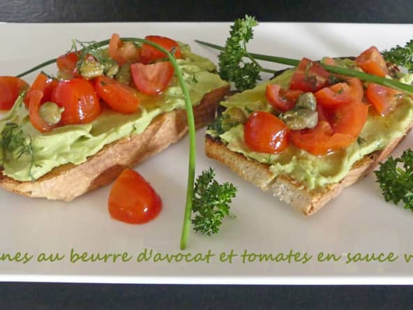 Tartines au beurre d'avocat et tomates en sauce vierge
