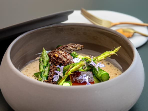 Asperges vertes de Provence sautées à la minute Morilles à la crème, émulsion au vin jaune