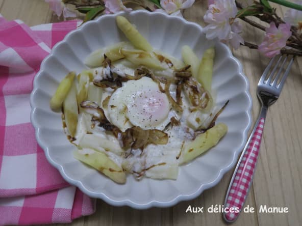 Œuf poché aux asperges en émulsion de parmesan, oignons doux caramélisés de Jean-Louis Nomicos