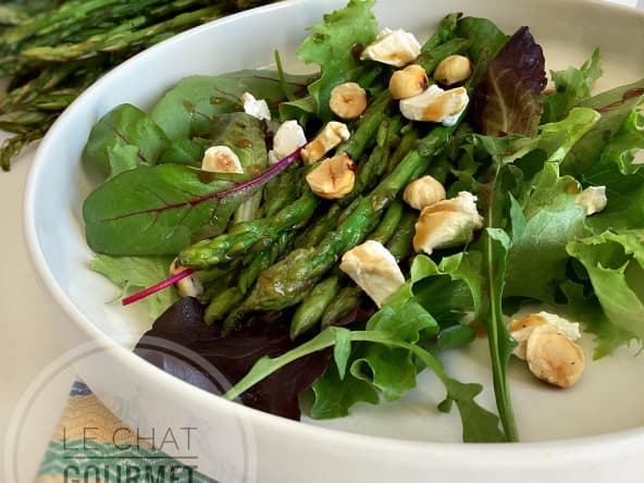 Salade d’asperges sauvages poêlées au fromage de chèvre, miel et noisettes