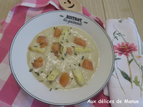 Velouté aux asperges blanches et truite fumée