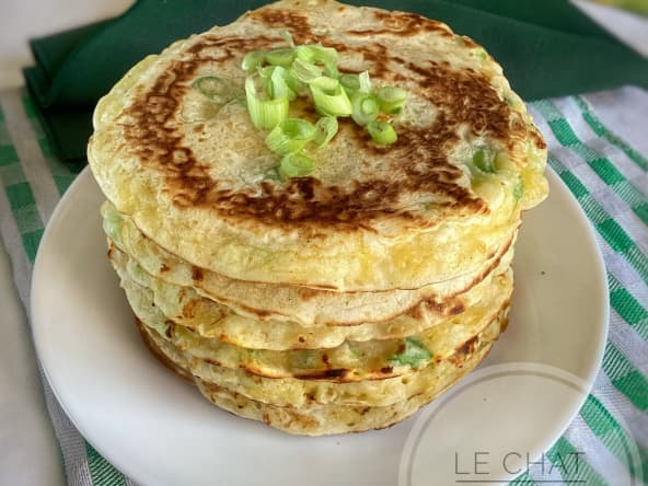 Pancakes salés à la ciboule et au fromage : une recette pour un apéro