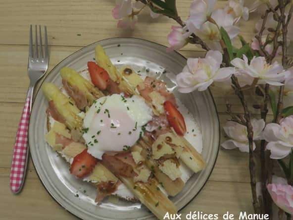 Bruschetta aux asperges poêlées, bacon, parmesan et œuf poché