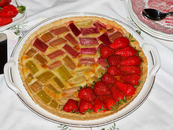 Tarte amandine, rhubarbe et fraises