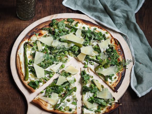 Tarte flambée : ma recette revisitée aux légumes de printemps