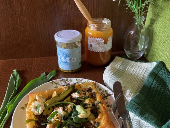 Tartelette salées à la brousse, ail des ours et asperges vertes : une recette de printemps