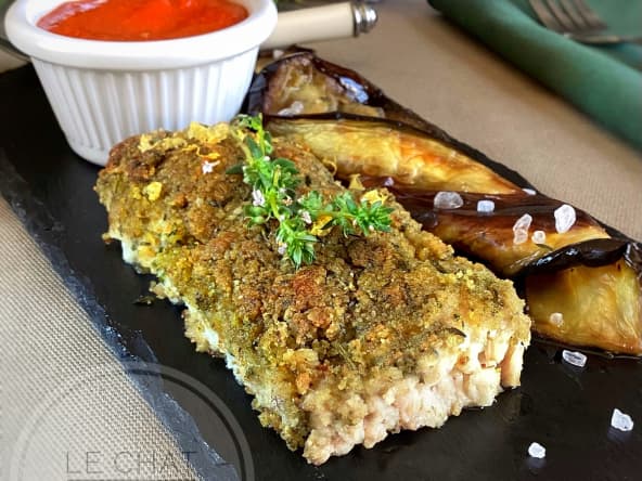 Poisson en croûte d’herbes et sauce aux poivrons rouges