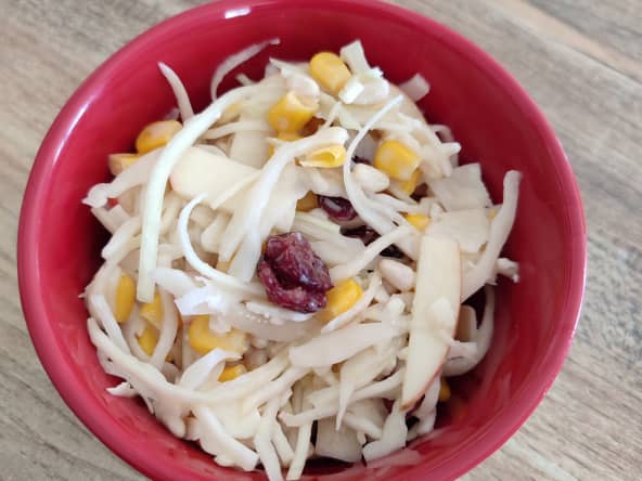 Salade de chou, maïs, pomme et cranberries