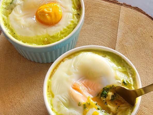 Oeuf cocotte aux ravioles et aux épinards