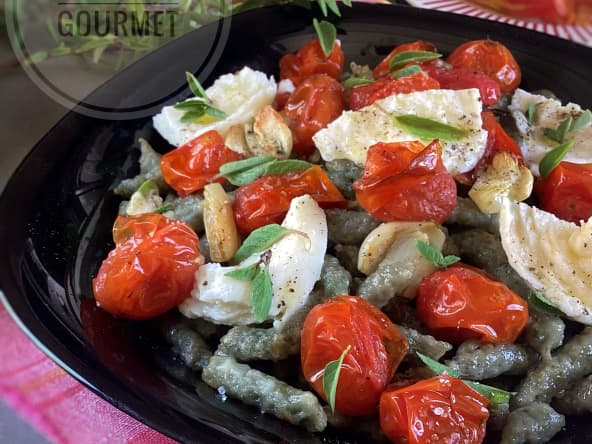 Spätzle au basilic, tomates rôties et mozzarella