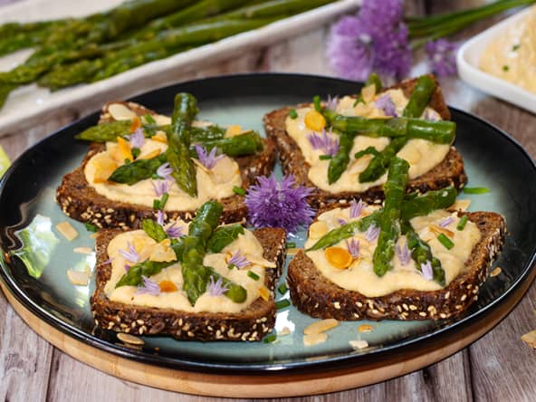 Tartines aux asperges vertes, houmous aux amandes
