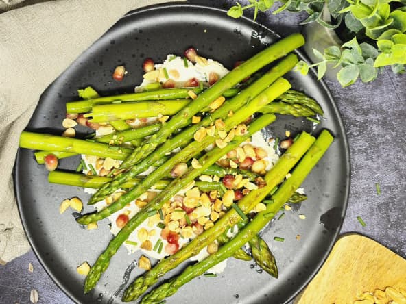 Asperges vertes au mascarpone, cacahuètes et grenade