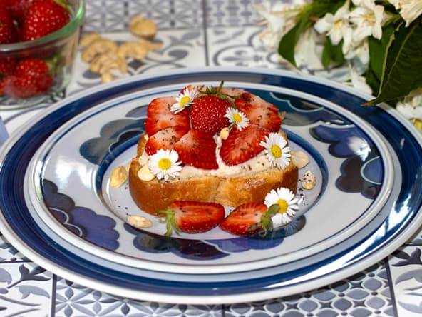 Tartines briochées aux fraises et crémeux de cajou vanillé