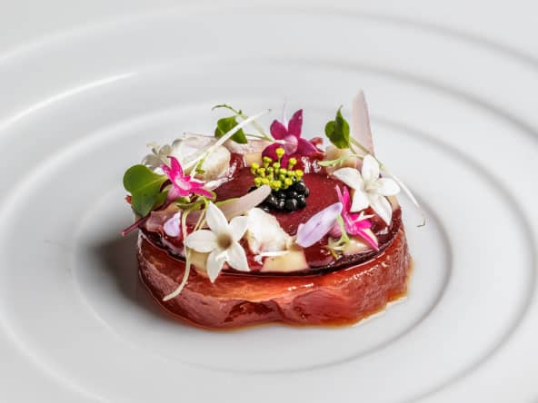 Pastèque confite au vinaigre de poisson ; maquereau laqué et vinaigrette de betterave à l'obione sauvage