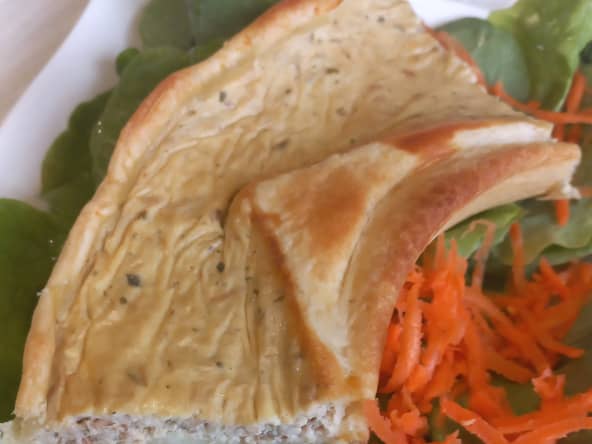 Quiche au thon et au fromage à l’ail et aux fines herbes