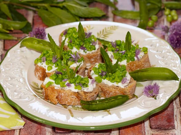 Tartines, petit pois, menthe, ciboulette et chèvre