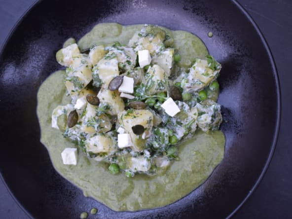 Salade de pommes de terre et petits pois aux herbes et citron, crème de pois cassés