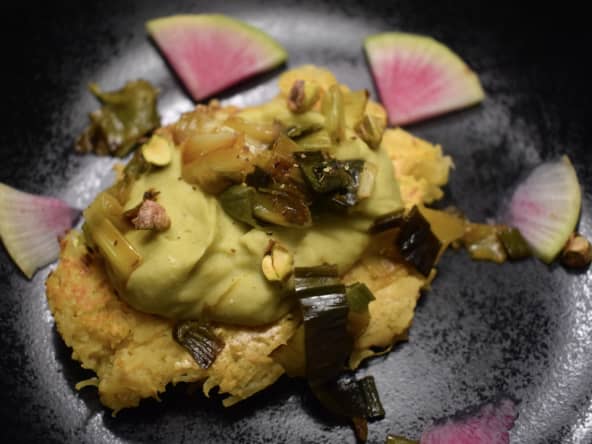 Galettes de courge spaghetti, crème de pois cassés et poireaux à l’orange