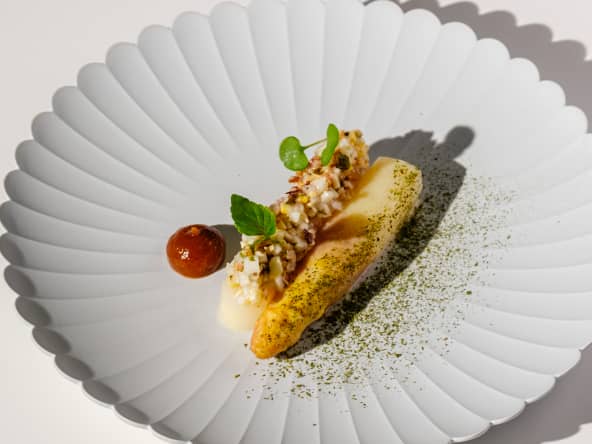 Asperges blanches cuites à l’étouffée, noisette, sauce barbecue végétale